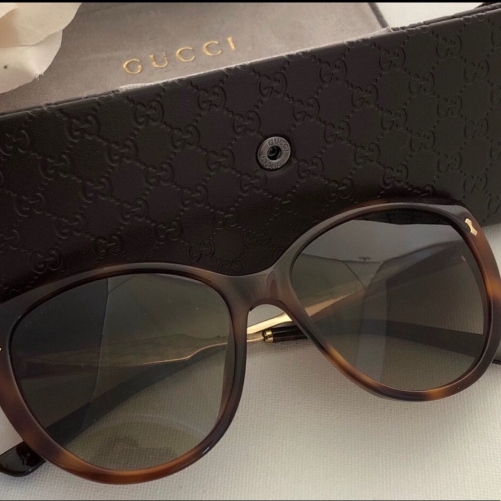Gucci good condition comes with case